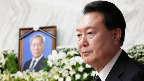 윤석열 대통령이 15일 오후 서울 서대문구 신촌세브란스병원 장례식장에 마련된 부친 윤기중 연세대 명예교수의 빈소를 지키고 있다. 연합뉴스