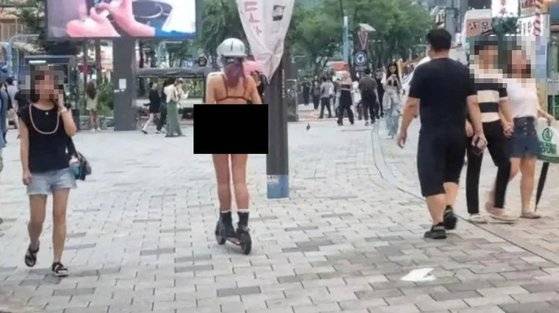 지난 12일 서울 홍익대학교 인근에서 비키니를 입은 채 킥보드를 탄 하느르 모습. 사진 온라인커뮤니티 캡처