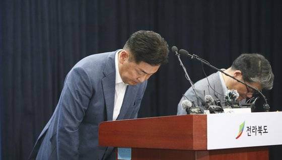 김관영 전북지사가 14일 전북 전주시 전북도청 브리핑룸에서 새만금 세계스카우트잼버리 관련 기자회견 갖고 고개 숙여 사과하고 있다. 사진 전북도