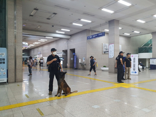 경찰이 부산시청에서 경찰견과 함께 폭탄물을 수색하고 있다. 이원준 기자