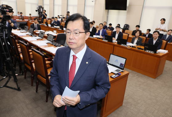 People Power Party Rep. Lee Man-hee walks out of the Public Administration and Security Committee at the National Assembly in Seoul on Wednesday after making his statement. The PPP boycotted the meeting as the Democratic Party refused to call in the North Jeolla Governor Kim Kwan-young for questioning over the mismanagement of the World Scout Jamboree at Saemangeum held earlier this month. [YONHAP]