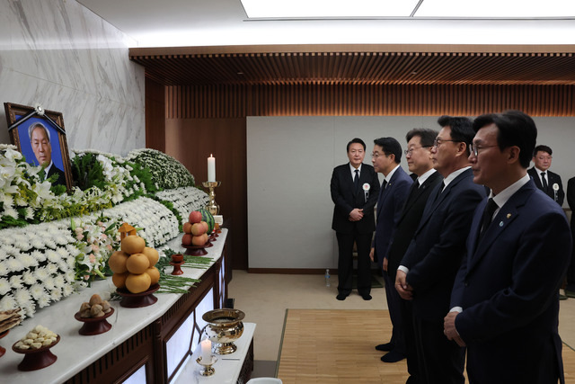 이재명 대표와 박광온 원내대표를 포함한 더불어민주당 지도부가 15일 서울 서대문구 신촌세브란스병원 장례식장에 마련된 윤석열 대통령 부친 고 윤기중 연세대 명예교수의 빈소를 조문하고 있다. 대통령실 제공