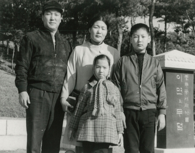 윤석열 대통령과 부친 윤기중 교수의 가족 사진. 왼쪽이 고인인 윤 교수, 오른쪽이 윤 대통령. 대통령실 제공