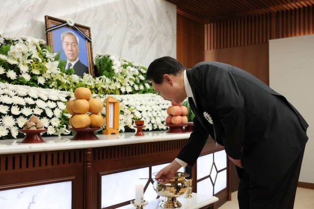 윤석열 대통령이 15일 오후 서울 서대문구 신촌세브란스병원 장례식장에 마련된 부친 윤기중 연세대 명예교수의 빈소에서 조문을 받기에 앞서 향을 피우고 있다. 대통령실 제공.