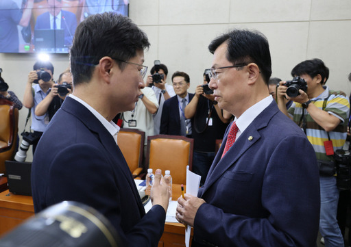 16일 오전 국회에서 열린 행정안전위원회 전체회의가 이만희 여당 간사(오른쪽)와 강병원 야당 간사가 회의 진행과 관련해 논의하고 있다. 연합뉴스