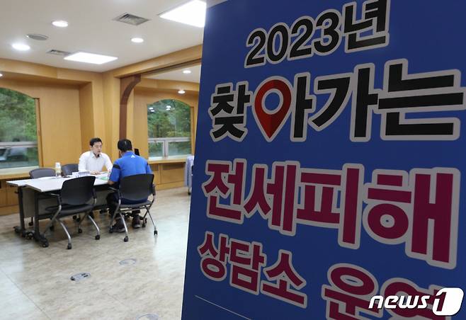 경기 고양시 일산동구청에 마련된 찾아가는 전세 피해 상담소에서 한 시민이 상담을 받고 있다. /사진=뉴스1