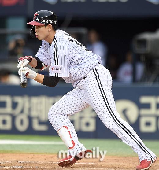 기습 번트에도 능한 홍창기. 사진 / 유진형 기자 zolong@mydaily.co.kr