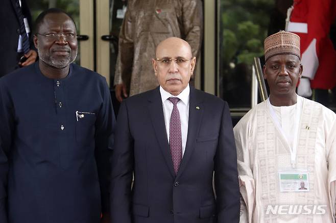 [아부자=AP/뉴시스] 오마르 투레이(왼쪽) 서아프리카경제공동체(ECOWAS) 위원장이 10일(현지시각) 나이지리아 아부자에서 열린 ECOWAS 정상회의에 참석한 무함마드 울드 가즈와니(가운데) 모리타니 대통령과 기념 촬영하고 있다. 투레이 위원장은 정상회의를 마친 뒤 회원국들이 “니제르 헌정 복구를 위해 군대에 '대기' 명령을 내렸다"고 밝혔다. 앞서 니제르 쿠데타 군부는 ECOWAS의 헌정 복구 촉구에 응하지 않으면서 수도 니아메에 병력을 늘렸고 주변국이 군사 개입을 시도하면 억류 중인 모하메드 바줌 대통령을 살해하겠다고 위협했다. 2023.08.11