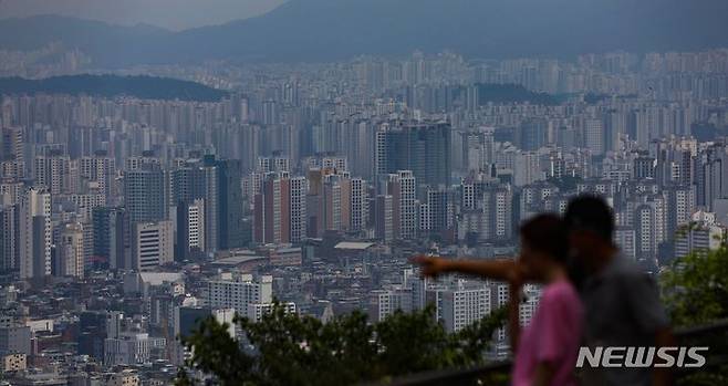 상업용 부동산 전문기업 부동산플래닛에 따르면 올해 상반기 서울 전체 빌딩 거래량은 663건으로 나타났다. 이 중 꼬마빌딩 거래 건수가 496건으로 전체 거래의 74.8%를 차지했다. 사진은 서울 남산에서 시민들이 서울시내 아파트를 바라보고 있는 모습. 뉴시스 자료사진.