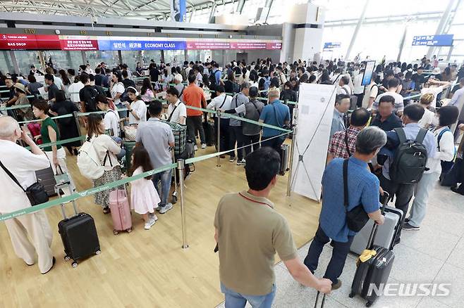 [인천공항=뉴시스] 최동준 기자 = 16일 인천국제공항 제1터미널 출국장이 이용객으로 붐비고 있다. 국토교통부 항공 통계에 따르면 지난 7월 항공 여객 수는 897만 7651명으로 코로나19 이전인 2019년 7월과 비교하면 83.8% 가량 회복했다. 2023.08.16. photocdj@newsis.com