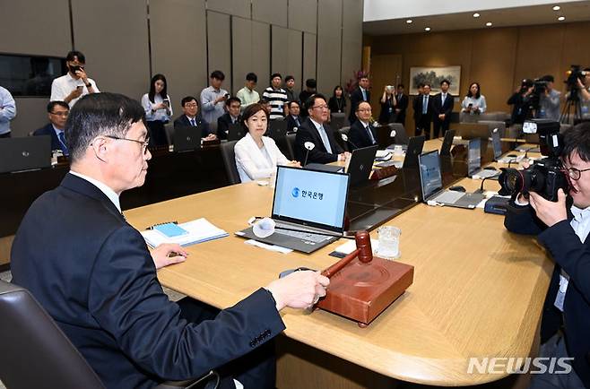 [서울=뉴시스] 사진공동취재단 = 이창용 한국은행 총재가 13일 오전 서울 중구 한국은행에서 금융통화위원회 본회의를 주재하고 있다. 2023.07.13. photo@newsis.com