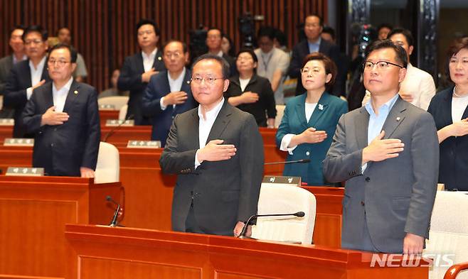 국민의례하는 국민의힘 의원들.[서울=뉴시스] 추상철 기자 = 윤재옥 국민의힘 원내대표를 비롯한 의원들이 16일 오후 서울 여의도 국회에서 열린 의원총회에서 국민의례를 하고 있다. 2023.08.16. scchoo@newsis.com