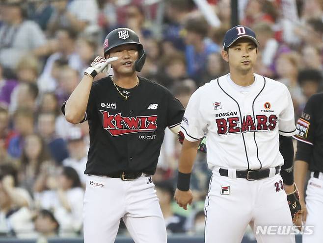 [서울=뉴시스] 김근수 기자 = 16일 서울 송파구 잠실야구장에서 열린 2023 신한은행 SOL KBO리그 KT 위즈 대 두산베어스의 경기, 2회초 2사 주자 2,3루 상황에서 KT 김상수가 우익수 앞 2타점 선제득점을 하고 세리머니를 하고 있다. 2023.08.16. ks@newsis.com