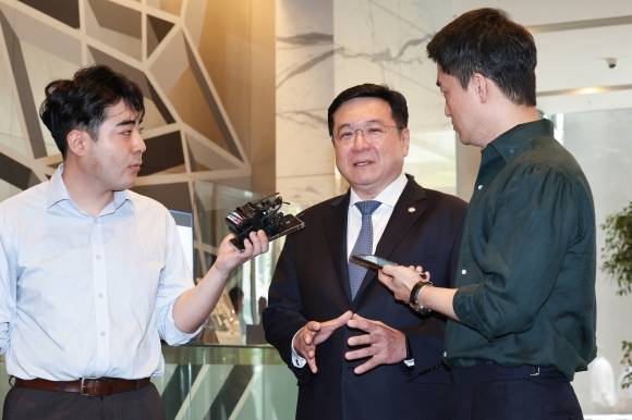 임시회의 참석 전 인터뷰하는 이찬희 위원장 - 이찬희 삼성 준법감시위원회(준감위) 위원장이 16일 전국경제인연합회(전경련) 재가입 논의를 위한 임시회의 참석을 위해 서울 서초구 삼성생명 본사로 들어서며 취재진 질문에 답하고 있다. 2023.8.16 연합뉴스