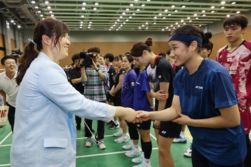 장미란 문화체육관광부 2차관이 16일 충북 진천선수촌을 방문해 배드민턴 여자 단식 세계 1위 안세영과 악수하고 있다. 연합뉴스