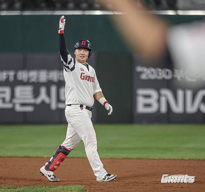 롯데 정보근이 16일 역전 2루타를 날린 뒤 더그아웃을 향해 세리머니하고 있다. 롯데 제공