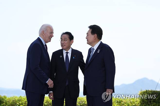 5월 히로시마 G7서 환담하는 한미일 정상 [히로시마=연합뉴스 자료사진]