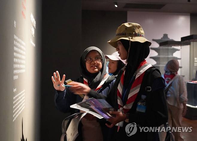 익산 국립박물관 관람하는 잼버리 대원들 (익산=연합뉴스) '2023 새만금 세계스카우트잼버리대회'에서 조기 철수한 인도네시아 잼버리 대원들이 지난 9일 전북 익산 국립박물관에서 관람하고 있다. 2023. 8. 9 [익산 국립박물관 제공. 재판매 및 DB 금지] ichong@yna.co.kr