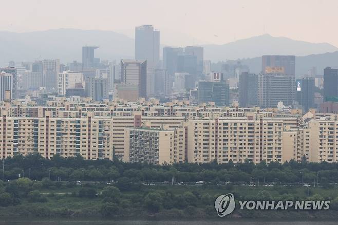 서울 강남 일대 아파트의 모습  (서울=연합뉴스) 류효림 기자 = 서울 응봉산에서 바라본 강남 일대 아파트 모습. 2022.7.11 ryousanta@yna.co.kr