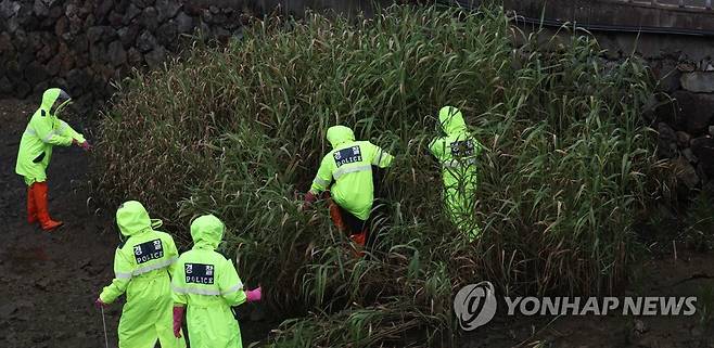 경찰, 영아 시신 수색 [연합뉴스 자료사진]