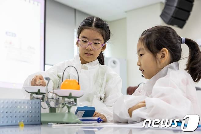 국립부산과학관 창의탐구교실에 참가 중인 학생들(국립부산과학관 제공)