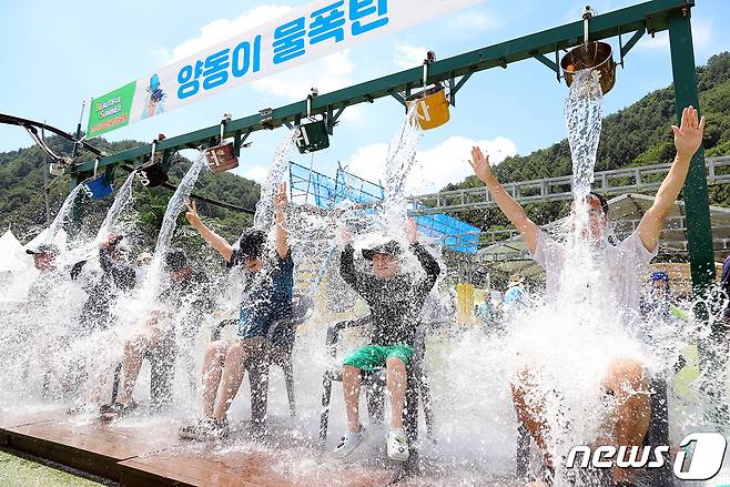 전국 대부분 지역에 폭염경보가 내려진 6일 본격적인 휴가철을 맞아 평창군 대화면 일원에서 열린 2023평창더위사냥축제를 찾은 방문객들이 냉천수 물폭탄을 맞으며 더위를 식히고 있다. (평창군 제공) 2023.8.6/뉴스1