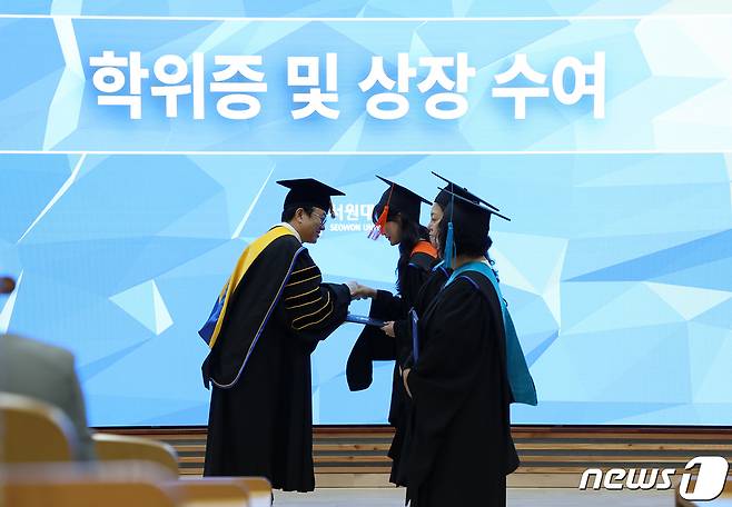 서원대학교(총장 손석민)는 17일 행정관에서 2022학년도 후기 학위수여식을 개최했다.(서원대학교 제공)/ 뉴스1