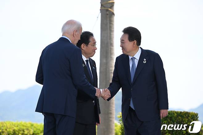 윤석열 대통령과 조 바이든 미국 대통령, 기시다 후미오 일본 총리가 21일 히로시마 G7 정상회의장인 그랜드 프린스 호텔에서 열린 한미일 정상회담에서 악수를 나누고 있다. (대통령실 제공) 2023.5.21/뉴스1 ⓒ News1 오대일 기자