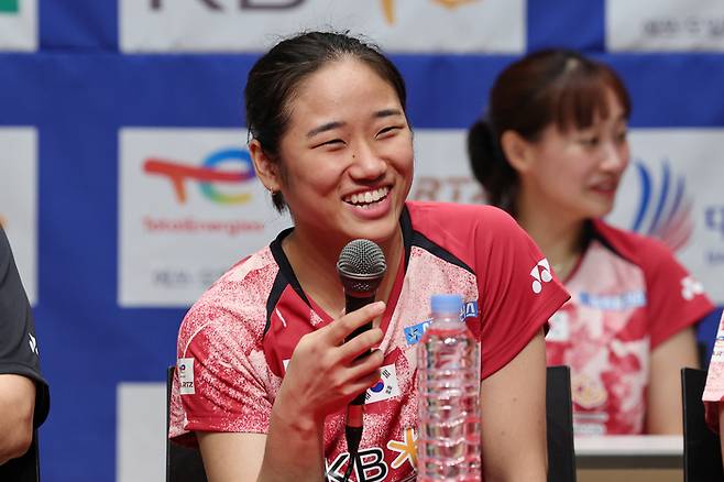 안세영이 16일 오후 진천선수촌 챔피언하우스에서 열린 ‘대한민국  배드민턴 국가대표팀 미디어데이’에서 취재진 질문에 답하며 웃고 있다. 진천|연합뉴스