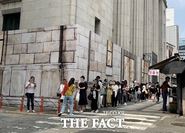 엔데믹 이후 명품 수요가 늘면서 서울 시내에선 매장 개장 전 입장 대기줄 일면 '오픈런' 행렬을 찾아볼 수 있었다. /더팩트DB