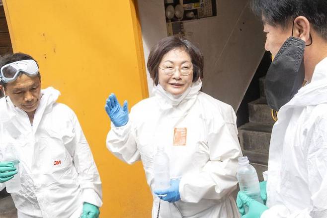 박희영 용산구청장(가운데)이 방역소독반과 쪽방 내부를 소독한 뒤 현장 근로자를 격려했다