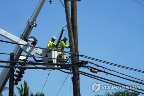 하와이 산불로 파손된 전신주를 수리하는 모습. [사진 출처=연합뉴스]