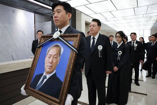 윤석열 대통령과 부인 김건희 여사가 17일 오전 서울 서대문구 신촌세브란스병원 장례식장에서 열린 부친 윤기중 연세대 명예교수의 발인식에 참석하고 있다. 대통령실 제공 [이미지출처=연합뉴스]