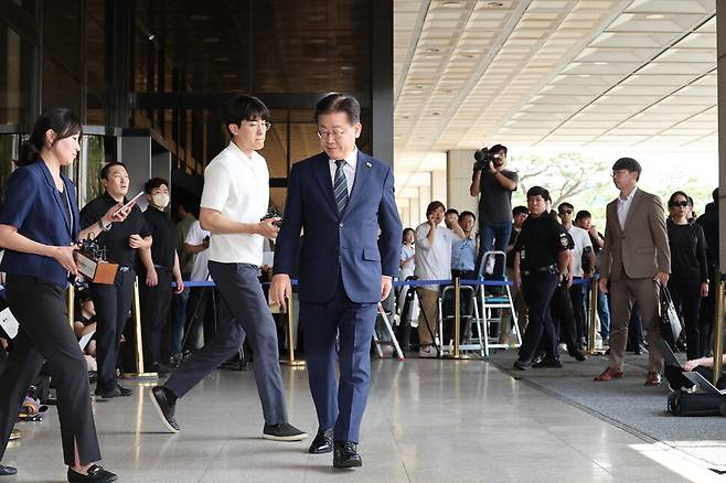 이재명 더불어민주당 대표가 17일 오전 ‘백현동 특혜 의혹’ 관련 조사를 받기 위해 서울중앙지검 청사로 들어가고 있다. 신소영 기자