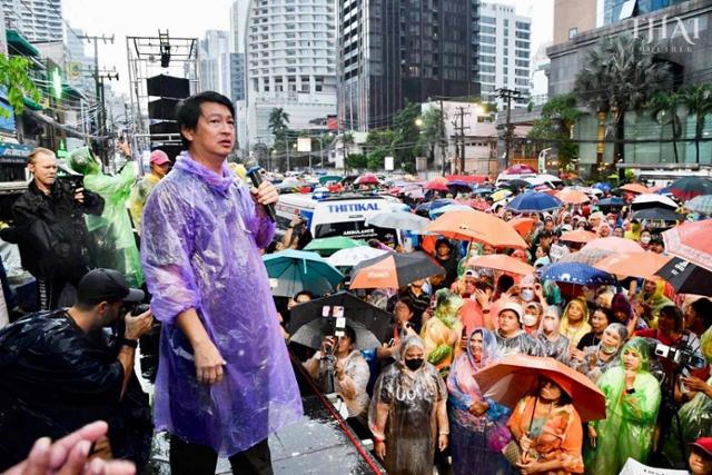 지난달 23일 태국 방콕에서 열린 전진당 지지 시위 현장에서 시민 활동가 솜밧 분가마농이 마이크를 들고 발언하고 있다. 솜밧 분가마농 제공