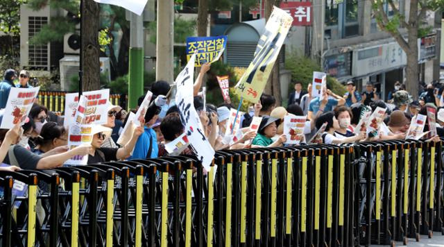 이재명 더불어민주당 대표 지지자들이 17일 오전 서울 서초구 서울중앙지검 정문 앞에서 백현동 개발비리 의혹과 관련해 검찰 조사를 앞둔 이 대표 응원 집회를 하고 있다. 뉴스1