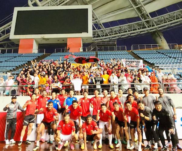 태풍 여파로 연기된 지난 9일 제주월드컵경기장에서 훈련을 정상적으로 진행한 뒤 팬들과 기념사진을 촬영하고 있는 포항 스틸러스 선수들. 사진=포항 스틸러스