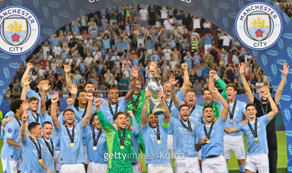 맨체스터 시티 선수들이 UEFA 슈퍼컵 우승 직후 트로피를 들어올리며 기뻐하고 있다. 사진=게티이미지