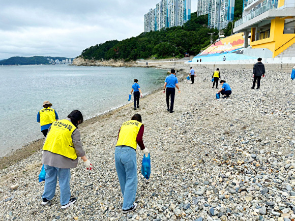 삼진어묵과 남해지방해양경찰청 관계자들이 부산광역시 영도에 위치한 절영해안산책로에서 플로깅(plogging) 활동을 하고 있다. [사진=삼진어묵]