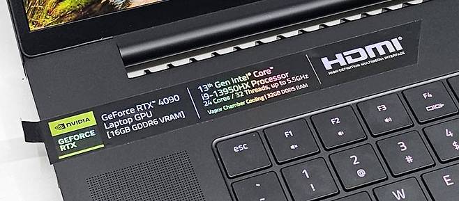 13세대 인텔 코어 i9-13950HX와 엔비디아 RTX 4090을 비롯한 최상위급 사양을 갖췄다 / 출처=IT동아
