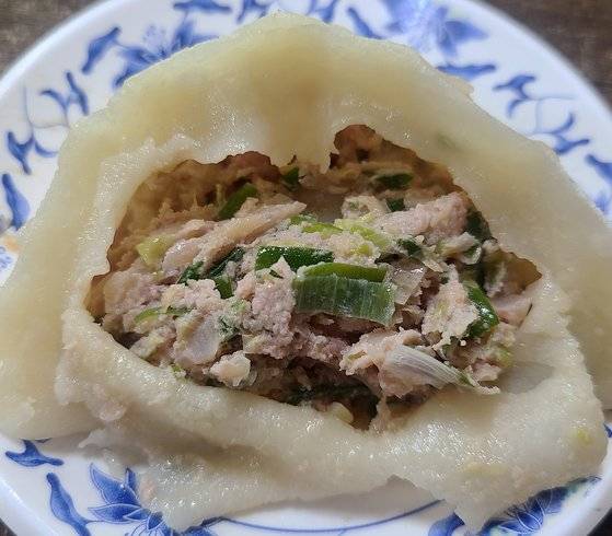 부산' 마가만두'의 찐만두 속. 고기와 약간의 채소만 들어가 있는 진짜 고기만두다. 한입 베어 물면 육즙이 터지듯 나온다.