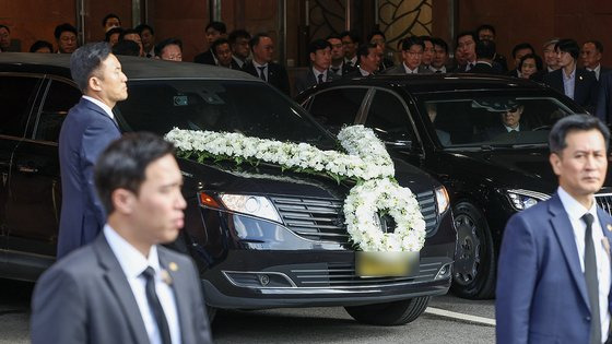 윤석열 대통령의 부친 고(故) 윤기중 연세대 명예교수의 발인이 진행된 17일 오전 서울 서대문구 신촌세브란스병원 장례식장에서 운구 차량이 나오고 있다. 연합뉴스