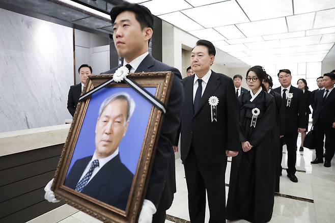 윤석열 대통령과 부인 김건희 여사가 17일 신촌세브란스병원 장례식장에서 열린 부친 윤기중 연세대 명예교수의 발인식에 참석하고 있다. 사진 대통령실