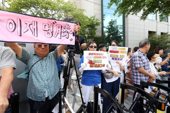 17일 오전 서울 서초구 서울중앙지검 인근에서 이재명 더불어민주당 대표 지지자들이 검찰을 규탄하는 손피켓을 들고 있다. 이날 이 대표는 '백현동 특혜 의혹'과 관련해 특경법상 배임 혐의로 서울중앙지검에 출석했다. 뉴시스