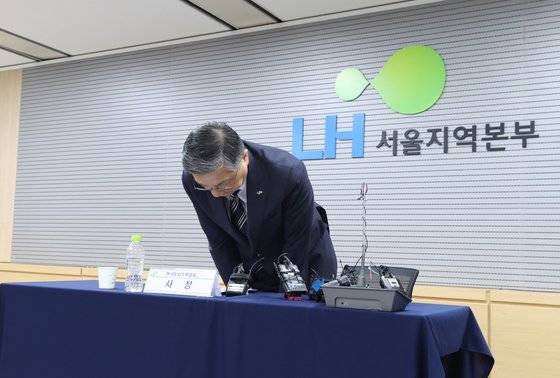 11일 오전 서울 강남구 한국토지주택공사(LH) 서울지역본부에서 열린 무량판 구조가 적용된 아파트 전수조사 관련 기자회견에서 이한준 사장이 사과하고 있다. 이 사장은 91개 아파트 단지 전수조사 과정에서 철근이 누락된 단지 5곳이 누락 정도가 경미하다고 자체 판단해 지난 발표에서 제외했다는 사실을 발표했다. 연합뉴스