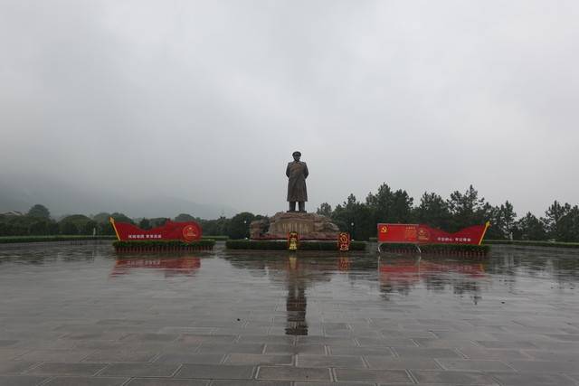 펑더화이 조상(彫像)
