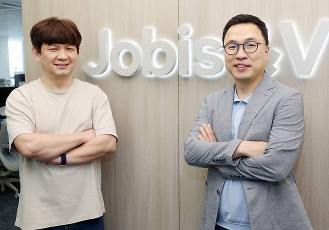 김범섭(오른쪽) 정용수 삼쩜삼 자비스앤빌런즈 대표 / 사진=강용구 한국경제 기자