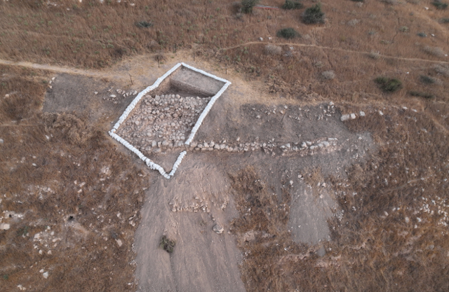 한국성서고고학발굴단(한국발굴단)이 최근 이스라엘 텔 라기스 남쪽 경사로에서 발견한 BC 10세기 남유다 왕국 르호보암 시대의 성벽 모습. 한국성서고고학발굴단 제공