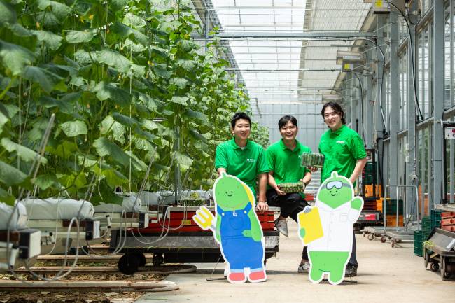 서원상(왼쪽 첫 번째) 그린몬스터즈 대표와 동료들이 충남 보령시 청라면의 스마트팜에서 활짝 웃고 있다.  그린몬스터즈 제공