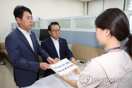 국민의힘 김한규 징계안 제출 전봉민(왼쪽)·안병길 국민의힘 의원이 17일 국회에서 김한규 더불어민주당 원내대변인에 대한 징계안을 의안과에 제출하고 있다. 연합뉴스.